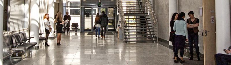 Hol przy wejściu głównym na Wydziale Nauk Społecznych